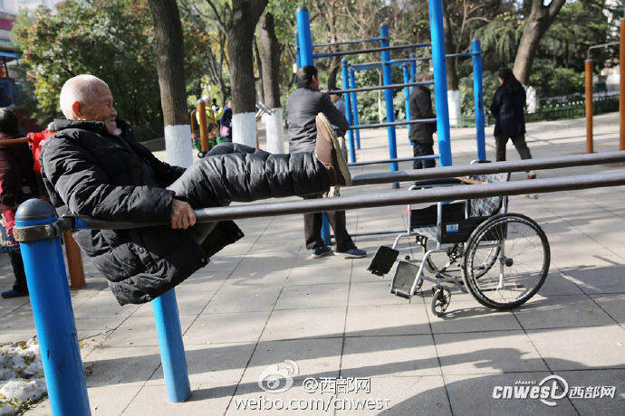 西安、101歳の男性が公園で元気に運動