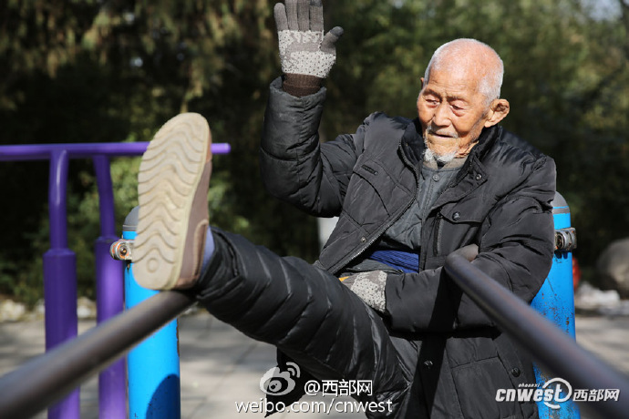 西安、101歳の男性が公園で元?dú)荬诉\(yùn)動(dòng)