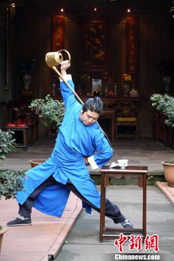 四川省長(zhǎng)嘴壷茶蕓師が蒙頂山のふもとで華麗なパフォーマンス　