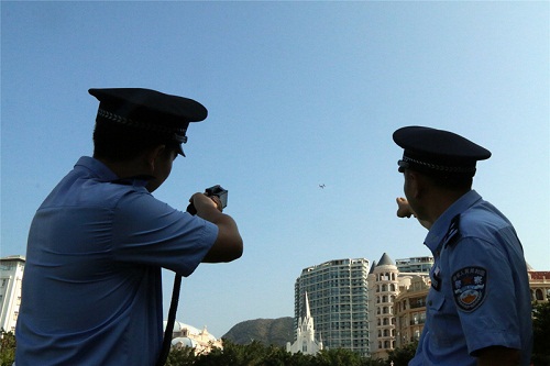 海南省三亜市の警察當(dāng)局、ドローン制圧銃を投入