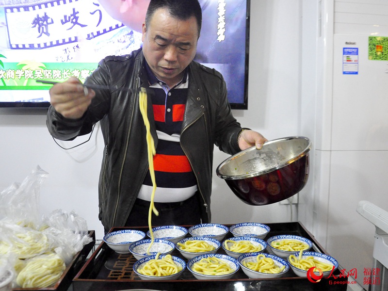 尤溪の切麺を作る沈城切麺研究所の所長?傅樹華さん。