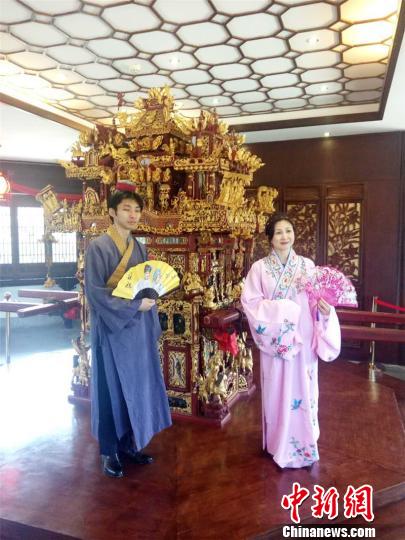 中國の伝統(tǒng)衣裝を著て「梁祝の戀」を演じた青井聡子さんと伊藤健康さん。