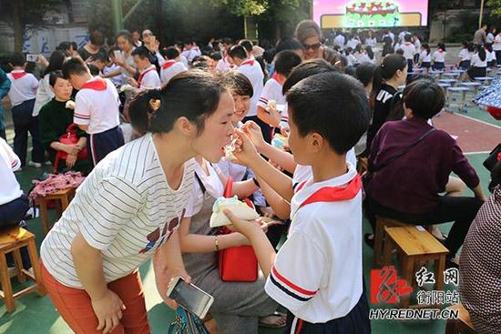 2分の1成人式を母と祝う小學(xué)生238人　湖南省