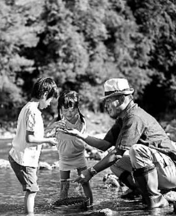 夏休みに自然の中で遊ぶ日本の小學(xué)生