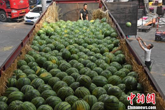 高溫の天気到來で、スイカの売れ行きも上々に