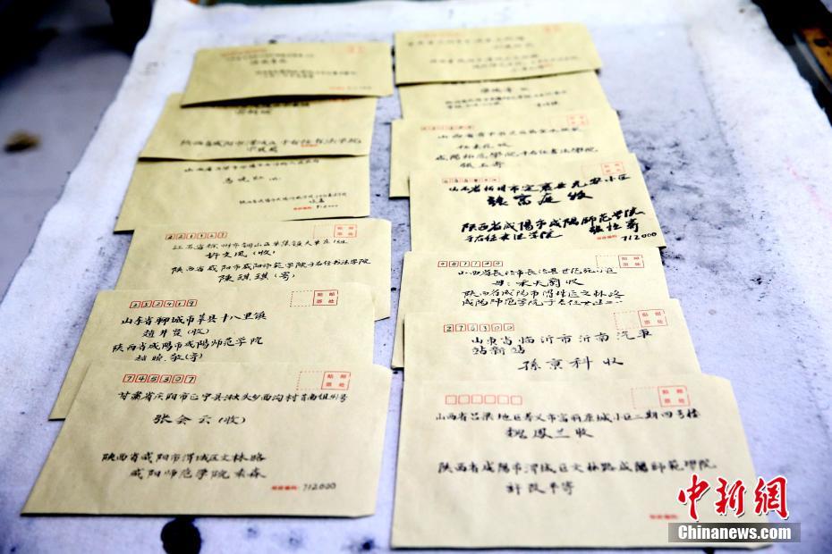 家族への思いを毛筆で、書道學(xué)院の學(xué)生　陝西省