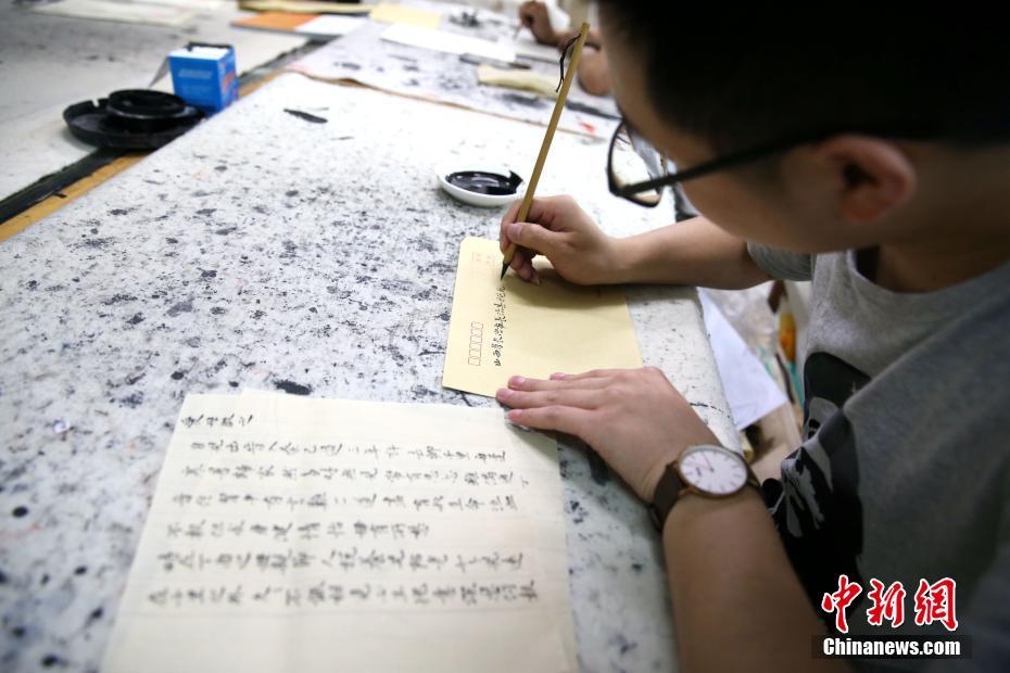 家族への思いを毛筆で、書道學(xué)院の學(xué)生　陝西省