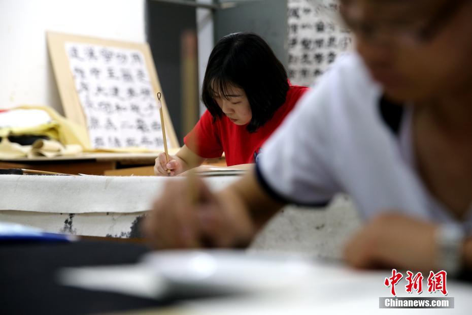 家族への思いを毛筆で、書道學(xué)院の學(xué)生　陝西省