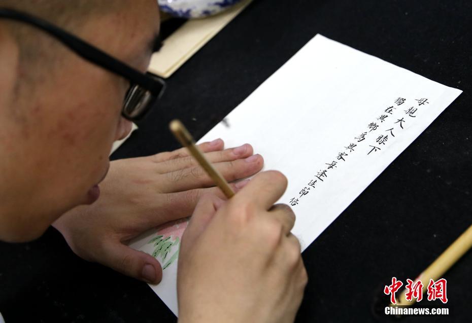 家族への思いを毛筆で、書道學(xué)院の學(xué)生　陝西省