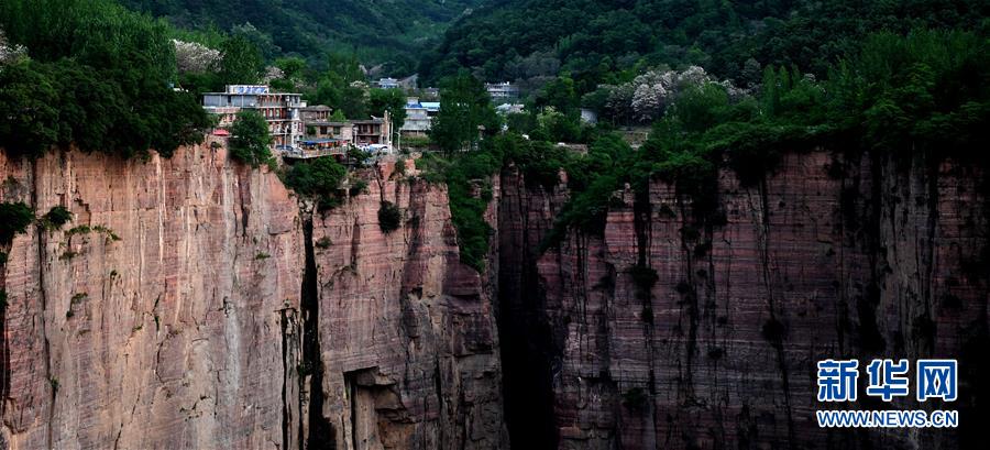 太行山脈の山奧にある絶壁の峽谷