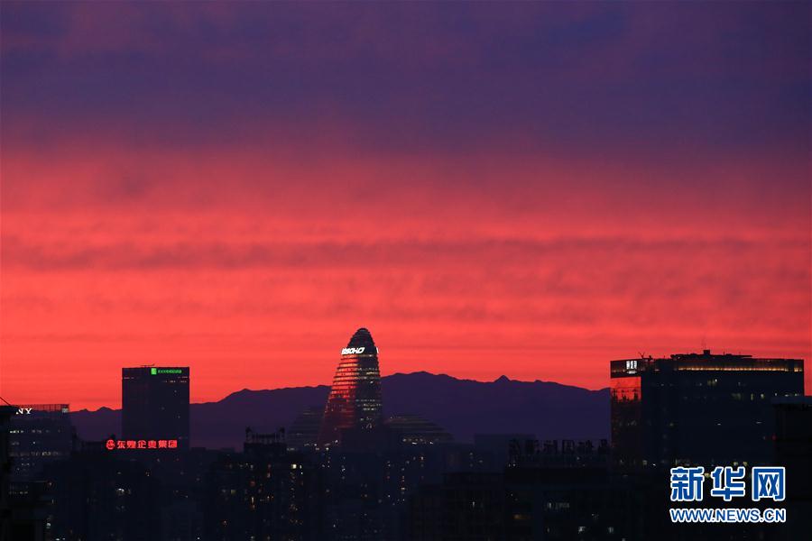 鮮やかな夕焼けに染まる北京の空