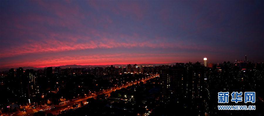 鮮やかな夕焼けに染まる北京の空