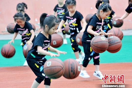  國(guó)際子供の日のイベントに向け、熱心にボールつきを練習(xí)する園児たち