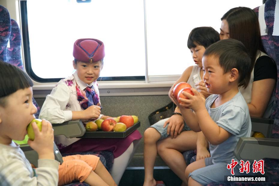 乗務員は可愛らしい少女　「國際子供の日」の乗務員體験イベント