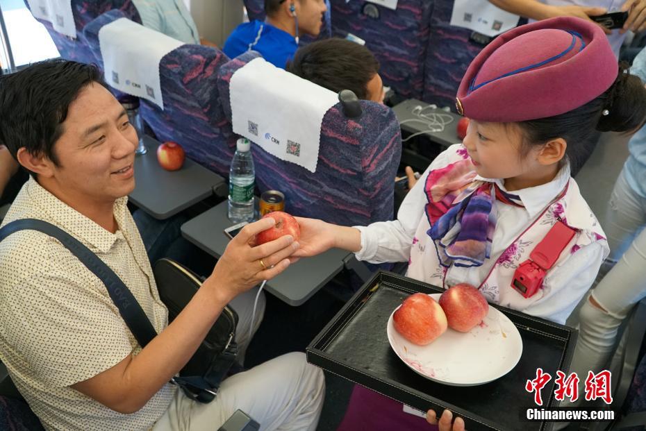 乗務(wù)員は可愛らしい少女　「國際子供の日」の乗務(wù)員體験イベント