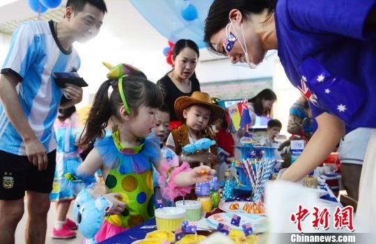 幼稚園で「世界を見よう」イベント　園児や親が民族衣裝で各國(guó)の文化を體験