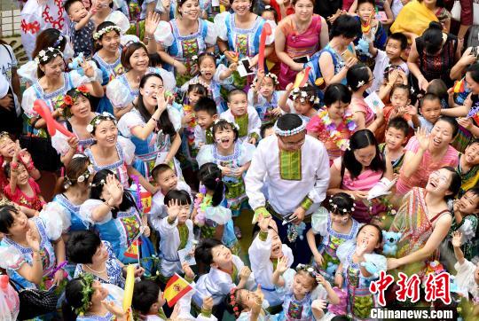 幼稚園で「世界を見よう」イベント　園児や親が民族衣裝で各國の文化を體験