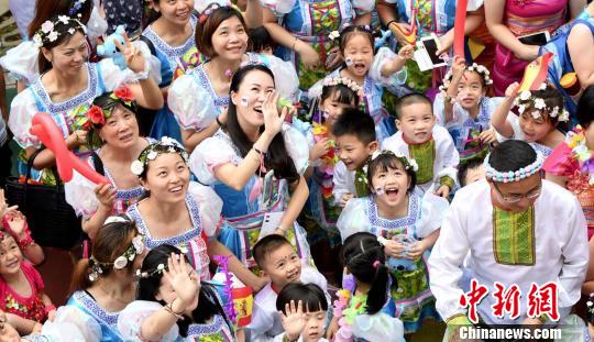 幼稚園で「世界を見よう」イベント　園児や親が民族衣裝で各國の文化を體験