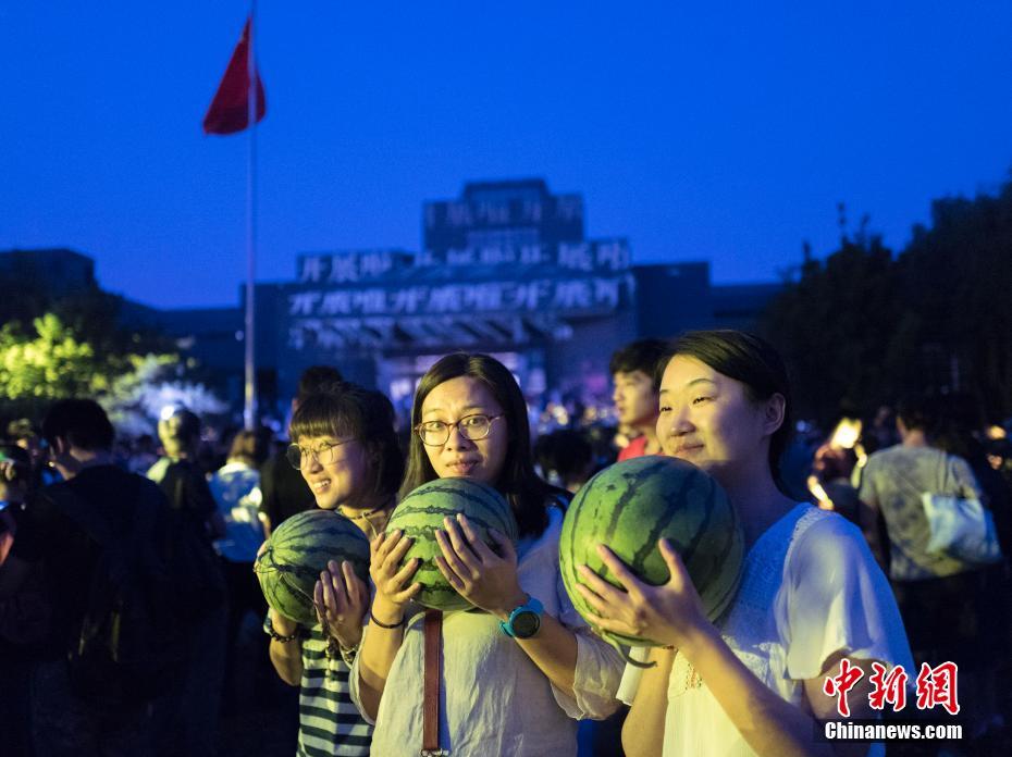 中央美術(shù)學(xué)院卒業(yè)展にスイカ畑が出現(xiàn)、來場(chǎng)者は思い思いにスイカを堪能