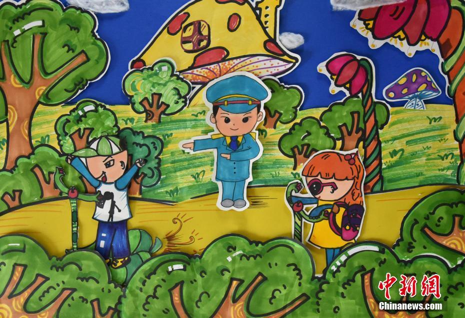 真心のこもった作品ずらり　警察官の子どもたちが描く両親の似顔絵　浙江省