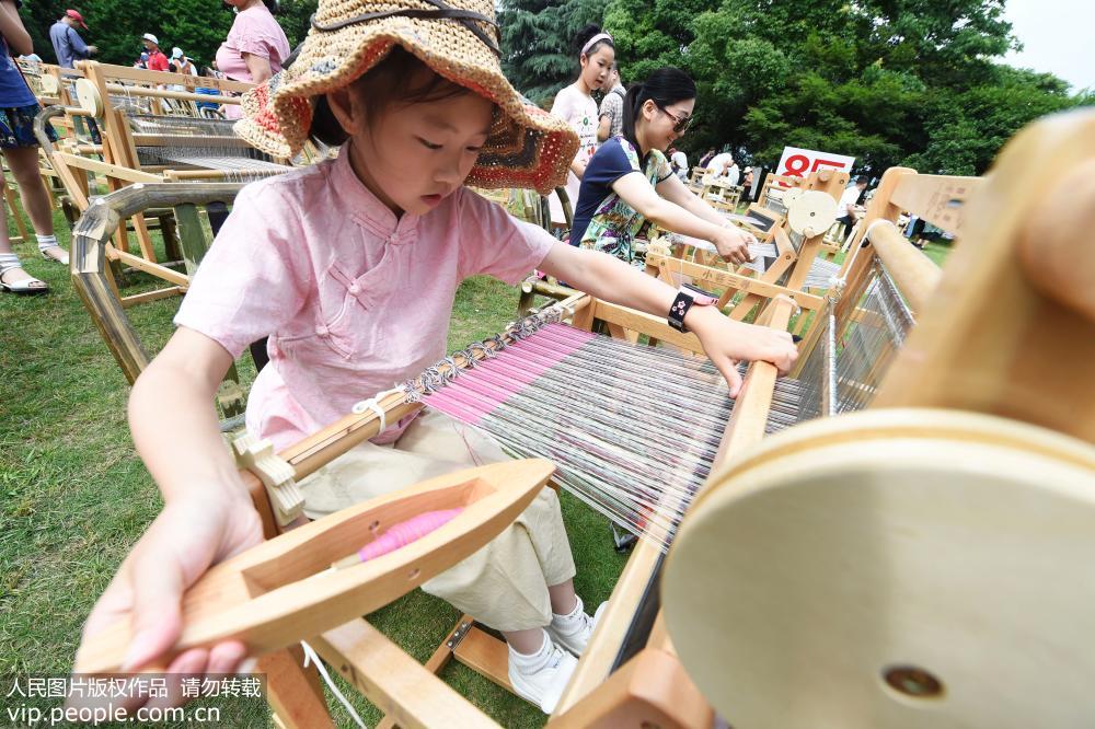 機(jī)織り機(jī)100臺(tái)で無(wú)形文化遺産體験　杭州市