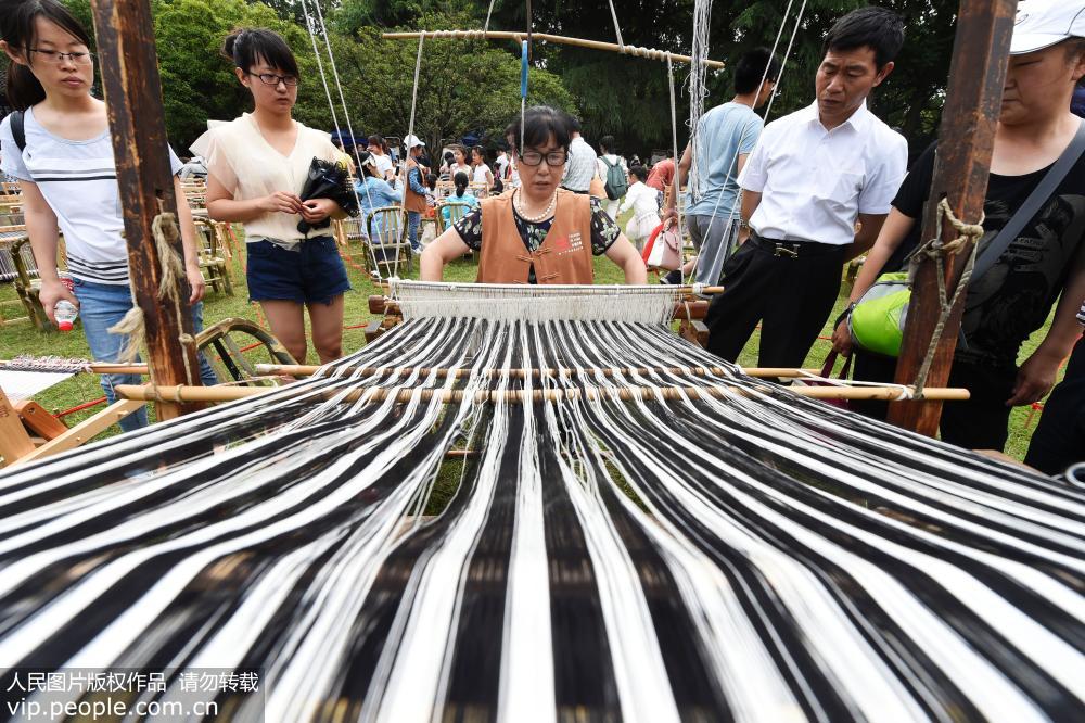 機(jī)織り機(jī)100臺(tái)で無(wú)形文化遺産體験　杭州市