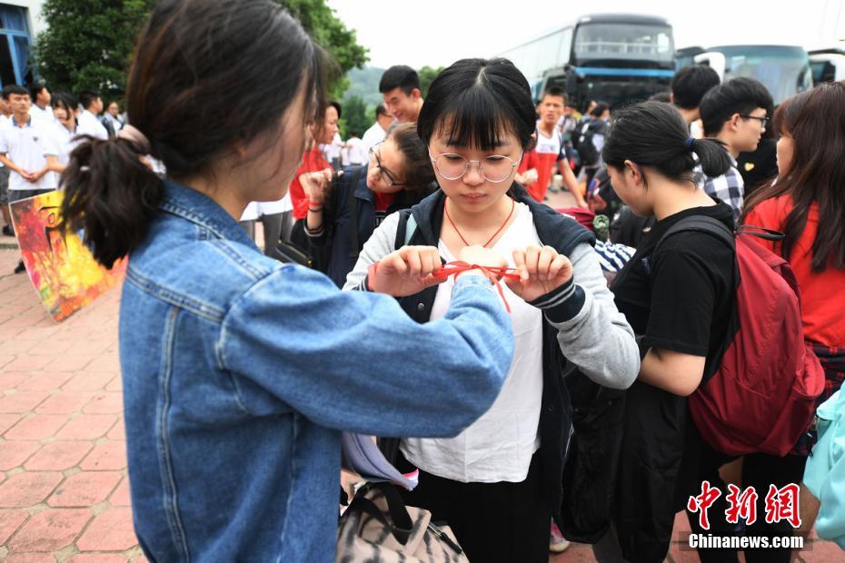 受験生にエールを！全校生徒と教師で受験生送り出す　湖南省