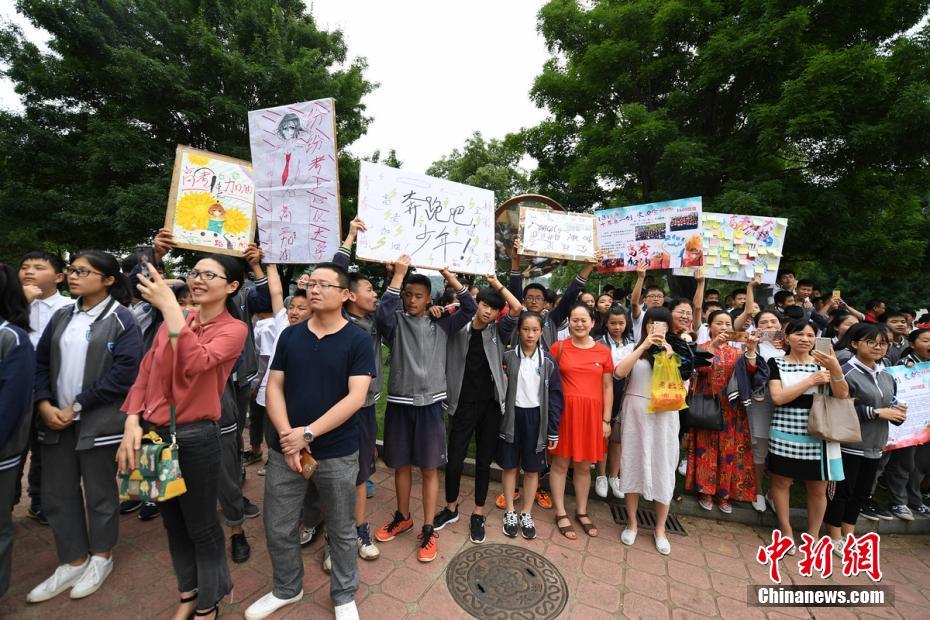 受験生にエールを！全校生徒と教師で受験生送り出す　湖南省