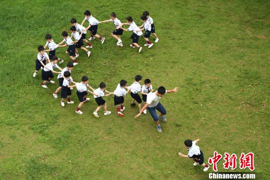 弾ける笑顔の園児たち、幼稚園の卒園寫真　江西省