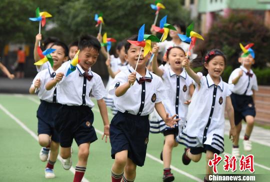 弾ける笑顔の園児たち、幼稚園の卒園寫真　江西省