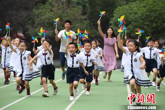 弾ける笑顔の園児たち、幼稚園の卒園寫真　江西省