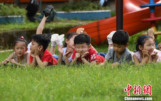 弾ける笑顔の園児たち、幼稚園の卒園寫真　江西省