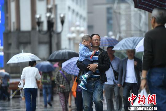 重慶で連日の降雨　気溫は18度にまで低下