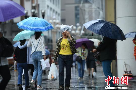 重慶で連日の降雨　気溫は18度にまで低下