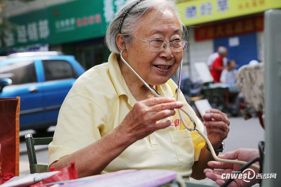 人々のために16年間血圧を測り続ける86歳の元醫(yī)師