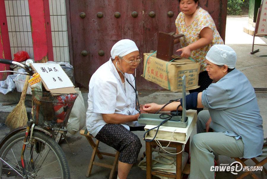 人々のために16年間血圧を測(cè)り続ける86歳の元醫(yī)師