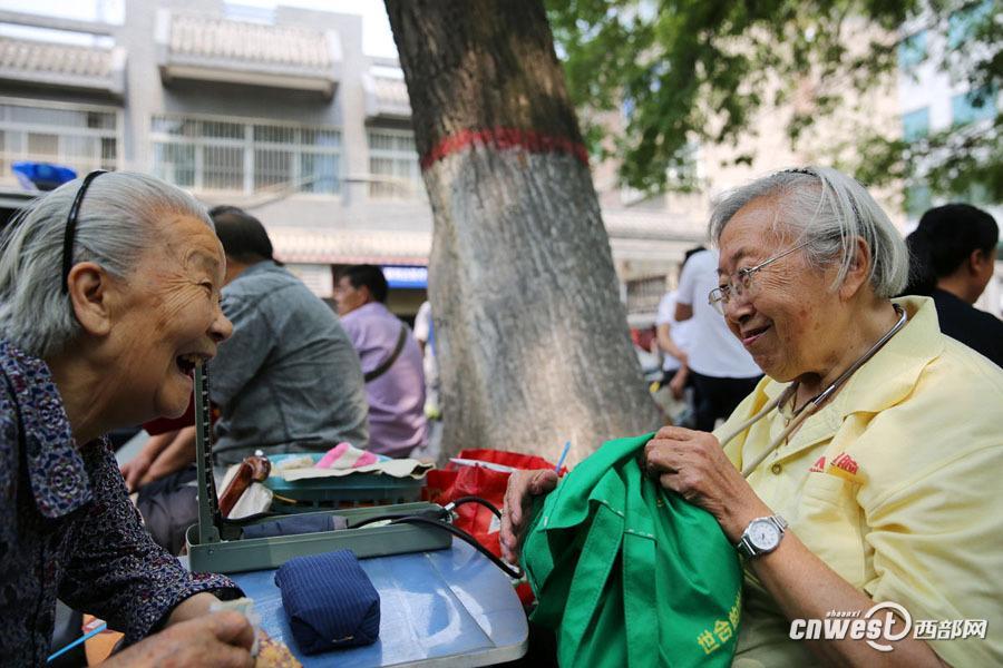 人々のために16年間血圧を測り続ける86歳の元醫(yī)師