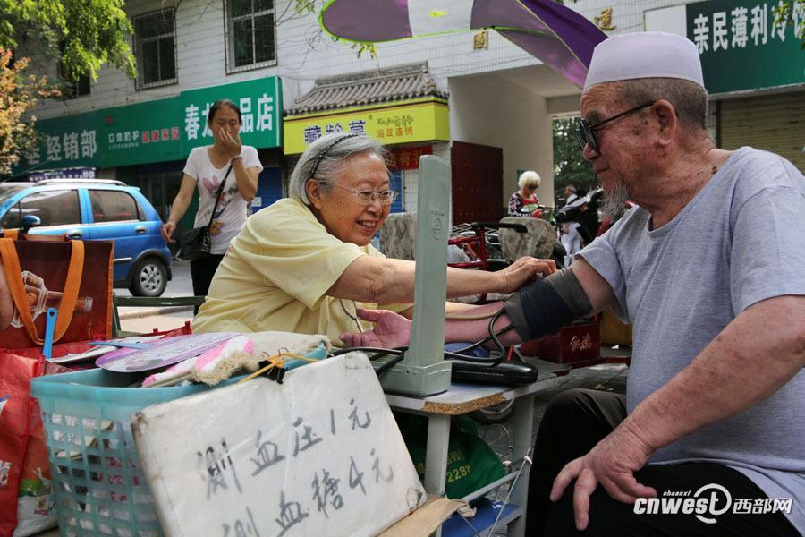 人々のために16年間血圧を測り続ける86歳の元醫(yī)師