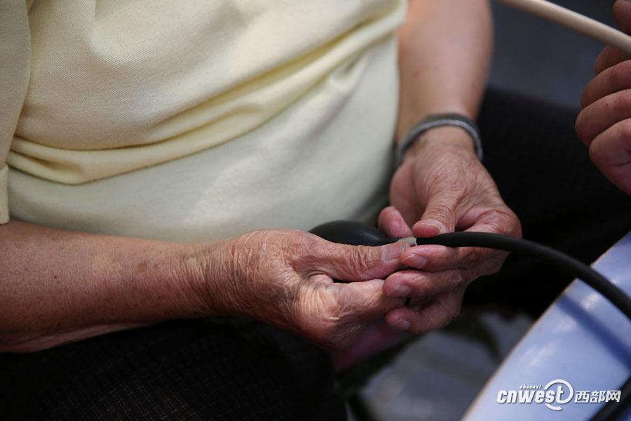 人々のために16年間血圧を測り続ける86歳の元醫(yī)師