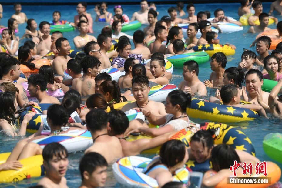 夏至入りで猛暑、プールで涼む市民たち　重慶市