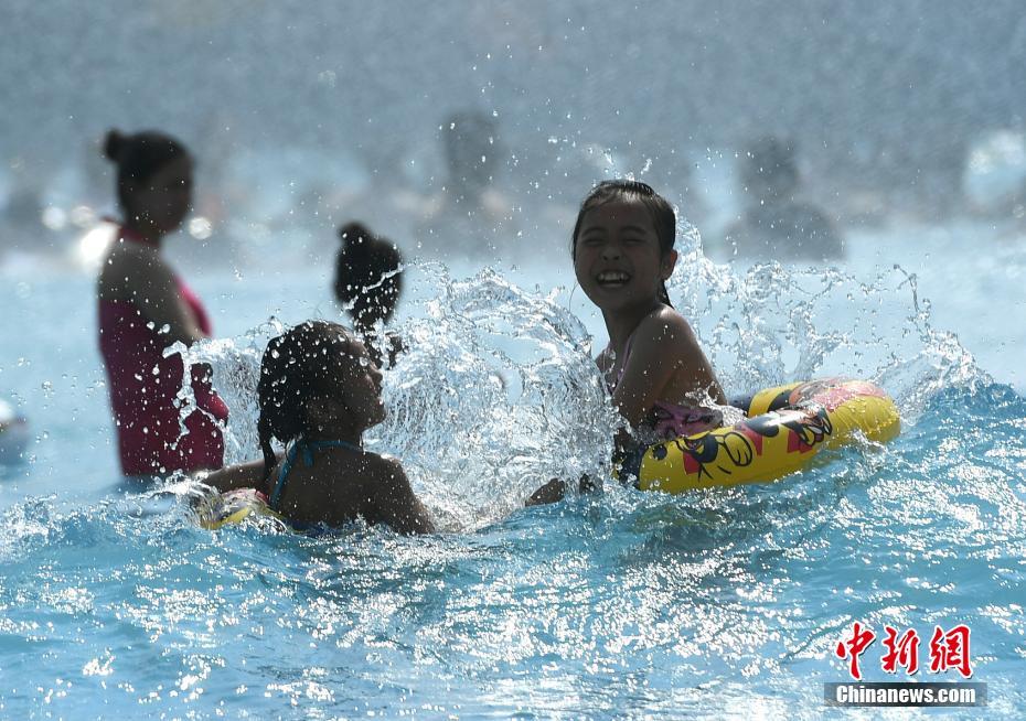 夏至入りで猛暑、プールで涼む市民たち　重慶市