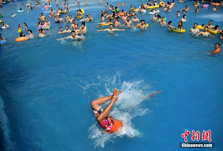 夏至入りで猛暑、プールで涼む市民たち　重慶市