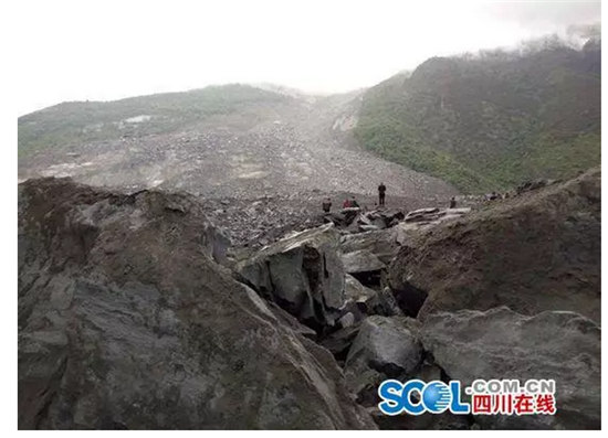 四川省茂県で山崩れ　100人が生き埋め