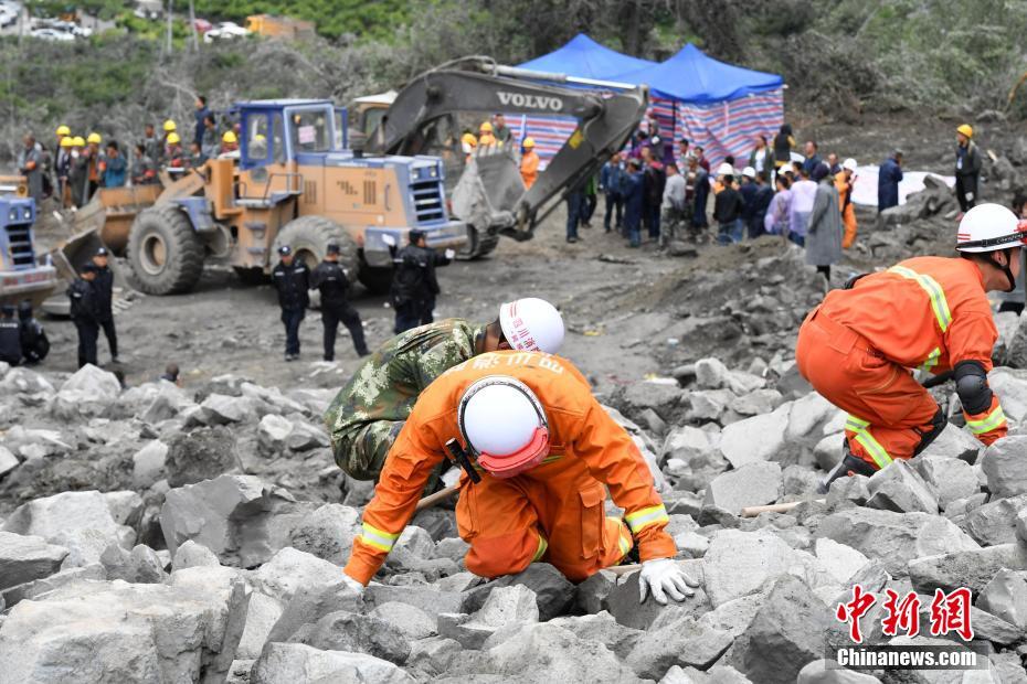 四川山崩れ発生現(xiàn)場(chǎng)で消防隊(duì)員とレスキュー犬による救助活動(dòng)スタート