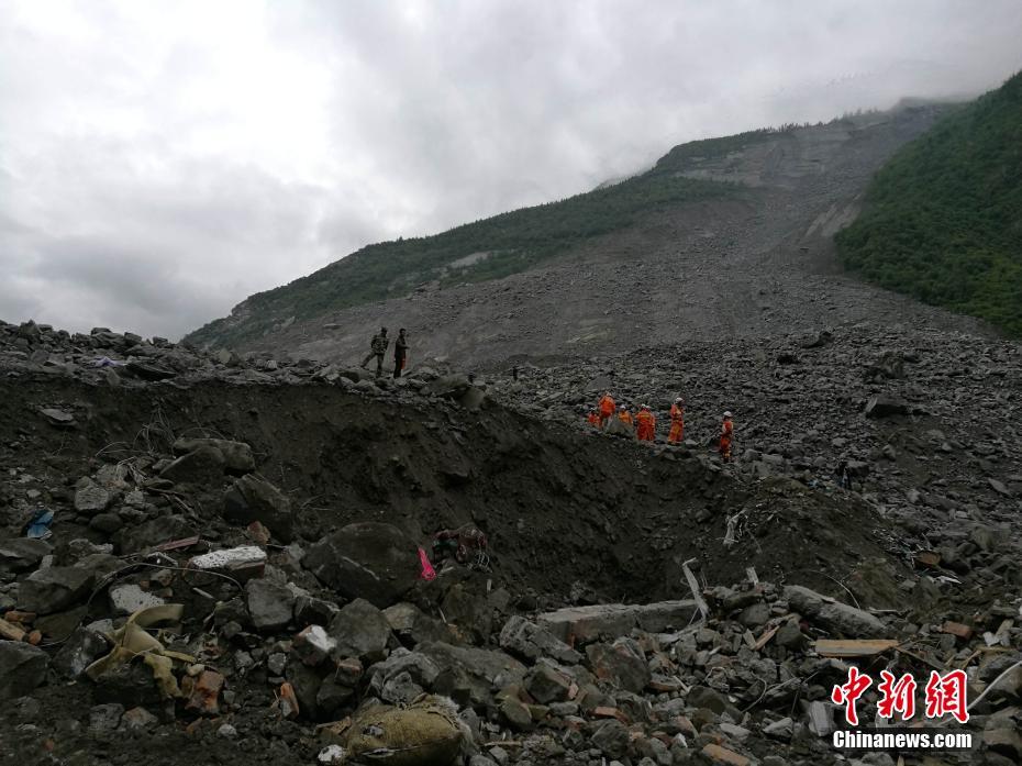 四川山崩れ発生現(xiàn)場で消防隊(duì)員とレスキュー犬による救助活動(dòng)スタート