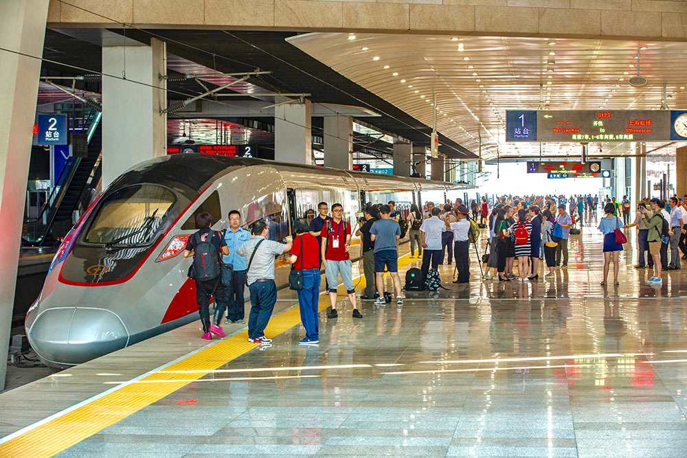 中國標(biāo)準(zhǔn)の高速鉄道新型車両の「復(fù)興號」　が北京南駅から初運行