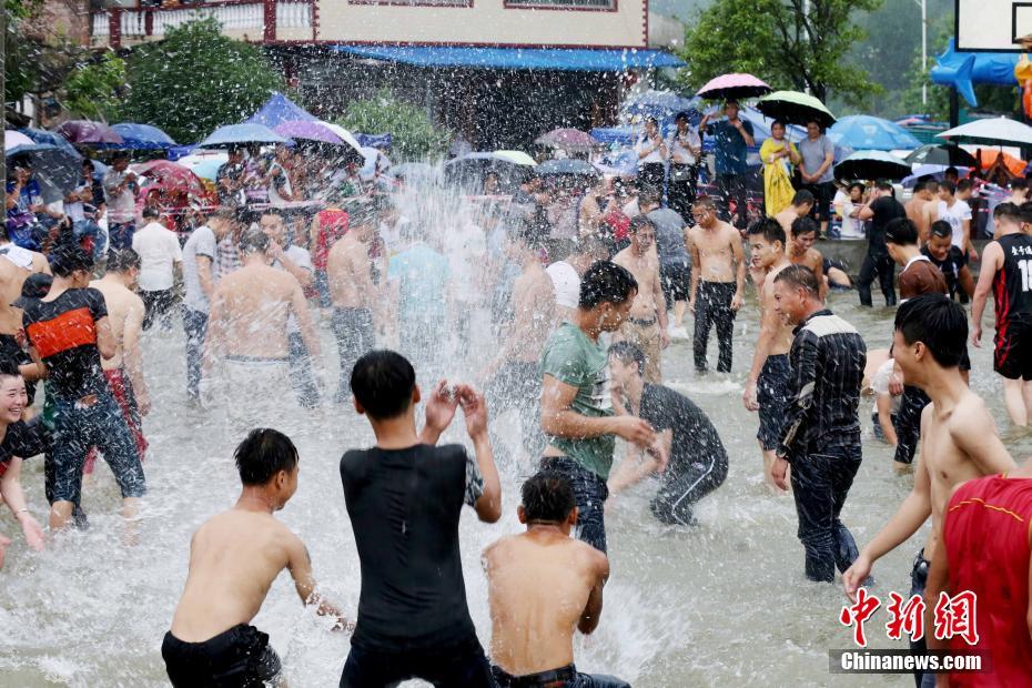 豊作を祈る伝統(tǒng)行事　「魚捕り祭り」開催　広西