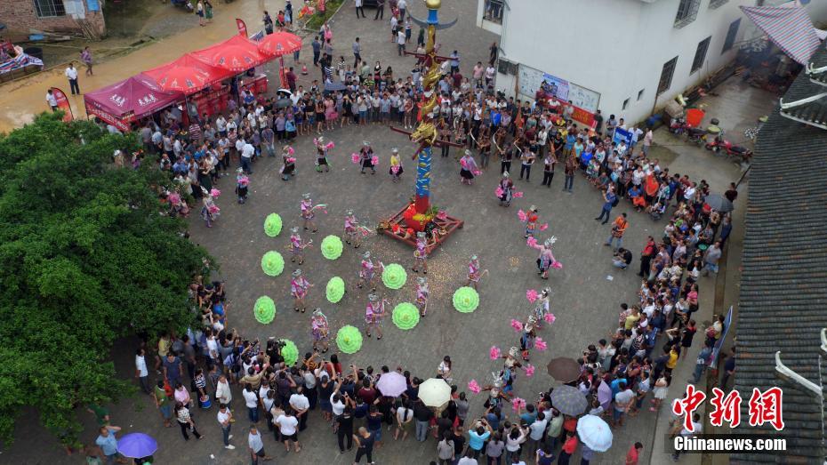 豊作を祈る伝統(tǒng)行事　「魚捕り祭り」開催　広西