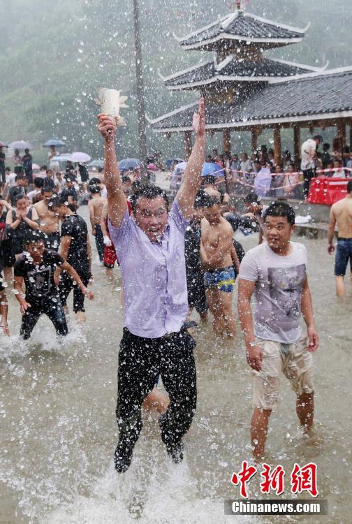 豊作を祈る伝統(tǒng)行事　「魚捕り祭り」開催　広西