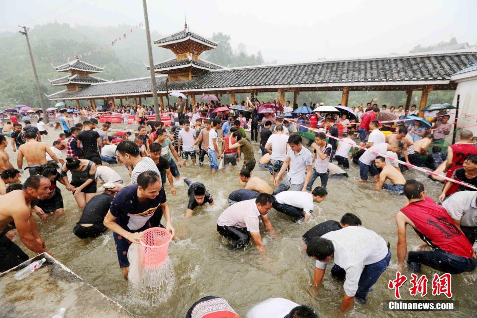 豊作を祈る伝統(tǒng)行事　「魚(yú)捕り祭り」開(kāi)催　広西